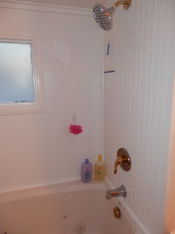 bathtub before mobile home remodel