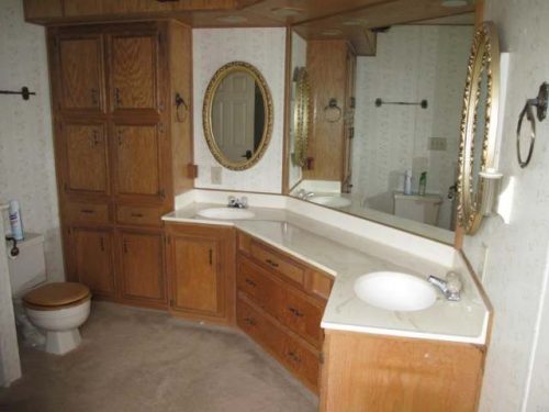 1988 Skyline Double Wide - Complete remodel - Manufactured Home Interior Design - Master Bathroom Before Remodel 2