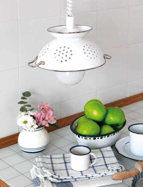 diy-pendant-lamp-of-colander-1