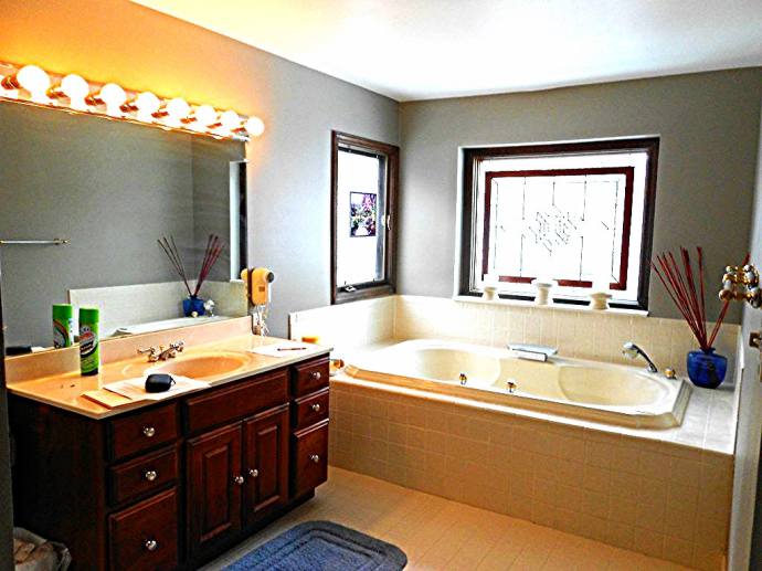 Bathroom Remodels-Bathroom 2 - Before Remodel 2