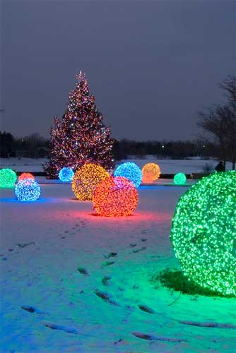 Christmas Decor Ideas - DIY Lighted Balls from chicken wire