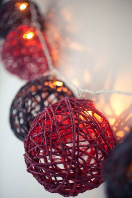 Christmas Garland made from Yarn and light strand - Cheap DIY Christmas Decor