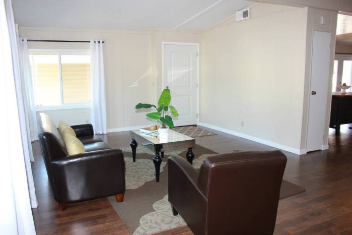 Fully Remodeled Manufactured Home in San Fran - Living room 3