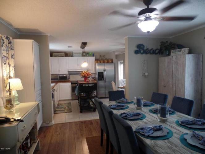 Gorgeous Single Wide Beach House - -dining room