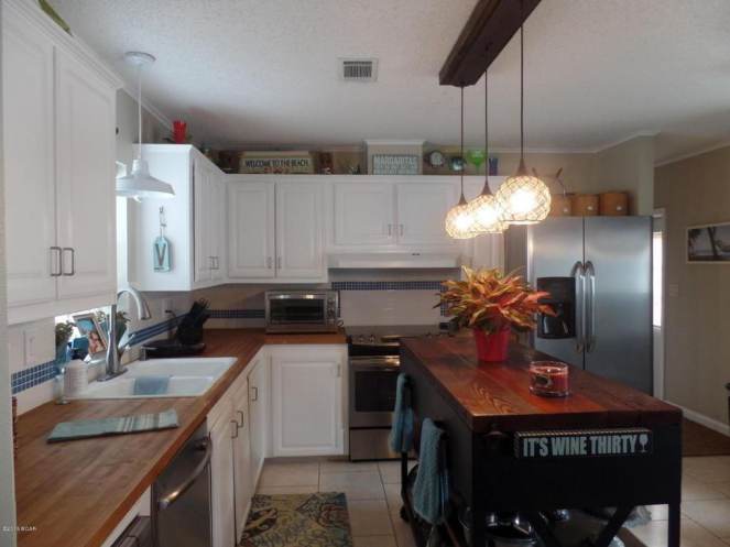 Gorgeous Single Wide Beach House -kitchens