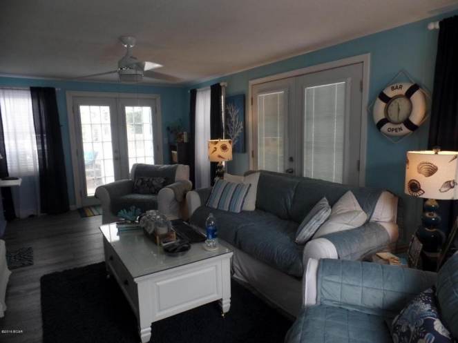 Gorgeous Single Wide Beach House - - living room 