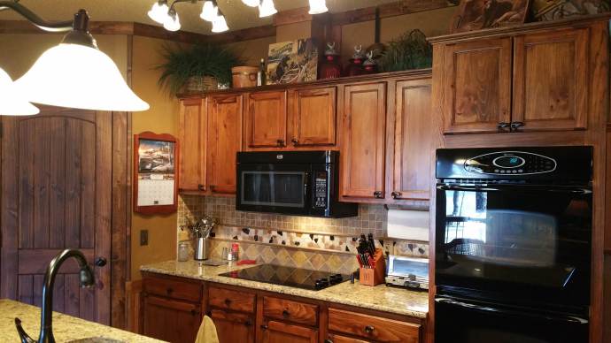 Manufactured Home w Log Siding and Cabin Decor (25)