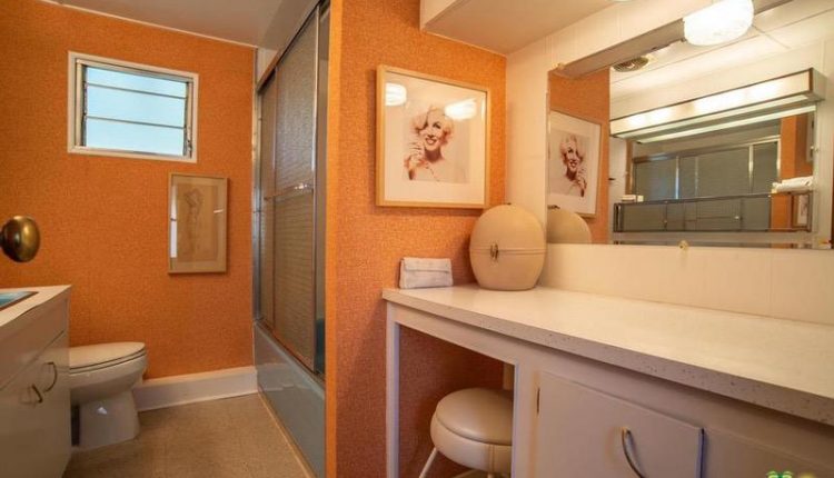 1962 Skyline is a Vintage Mobile Home Beauty - Bathroom 2