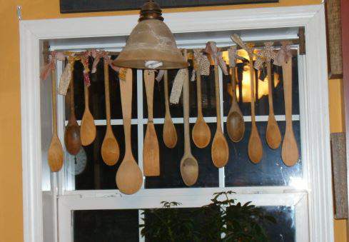 Wooden spoon window hanging - DIY craft ideas for country decor