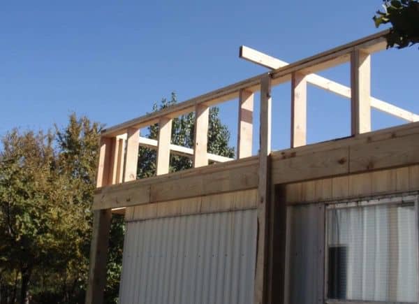 building a self supporting mobile home roof over short wall closeup