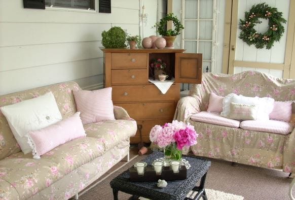 cottage style - romantic decor for manufactured home porch