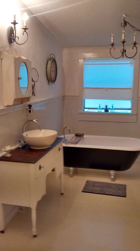 double wide decor makeover (bathroom claw tub in manufactured home )