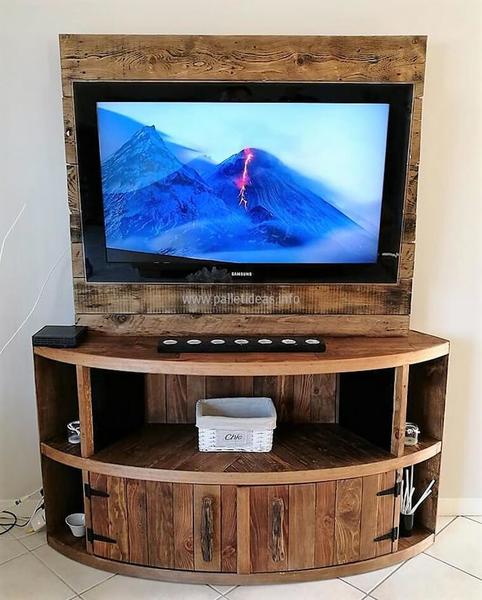 furnish your mobile home with pallets-entertainment center