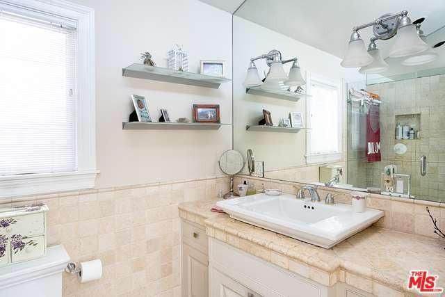 million dollar mobile home - minimalist cottage style manufactured home in Malibu - gorgeous bathroom 2