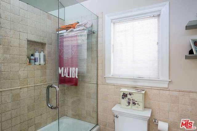 million dollar mobile home - minimalist cottage style manufactured home in Malibu - gorgeous bathroom