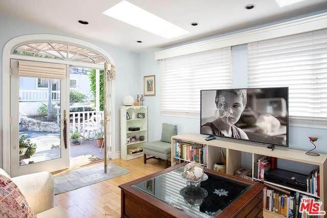 million dollar mobile home - minimalist cottage style manufactured home in Malibu - living room