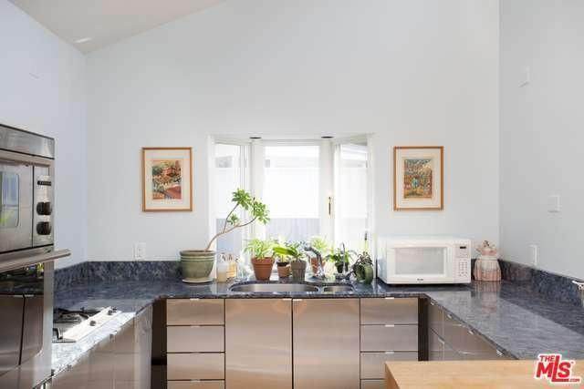 million dollar mobile home - minimalist cottage style manufactured home in Malibu - minimal kitchen design