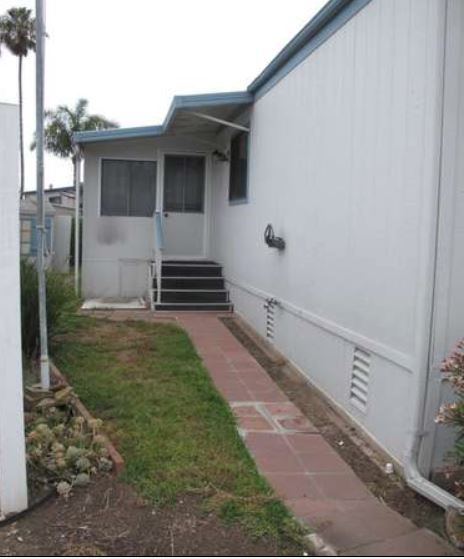 beach themed mobile home bathroom-backyard before