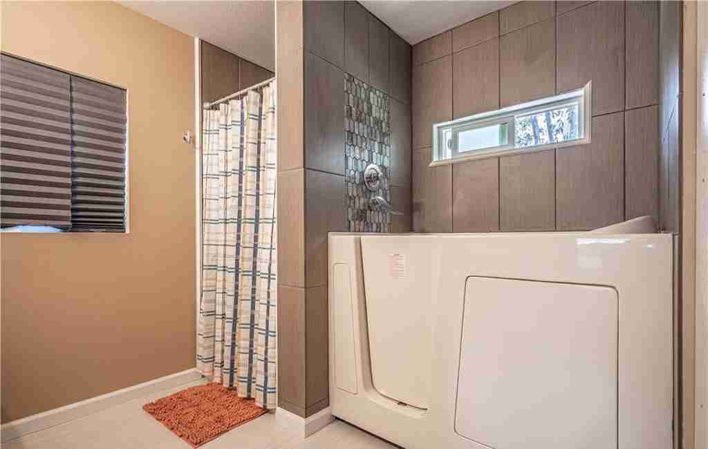 modern 1978 manufactured home bath 1