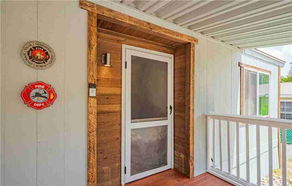 modern 1978 manufactured home entry
