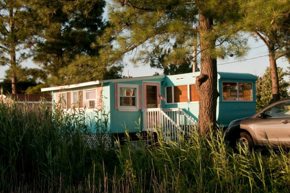 painted sidin gon a mobile home teal