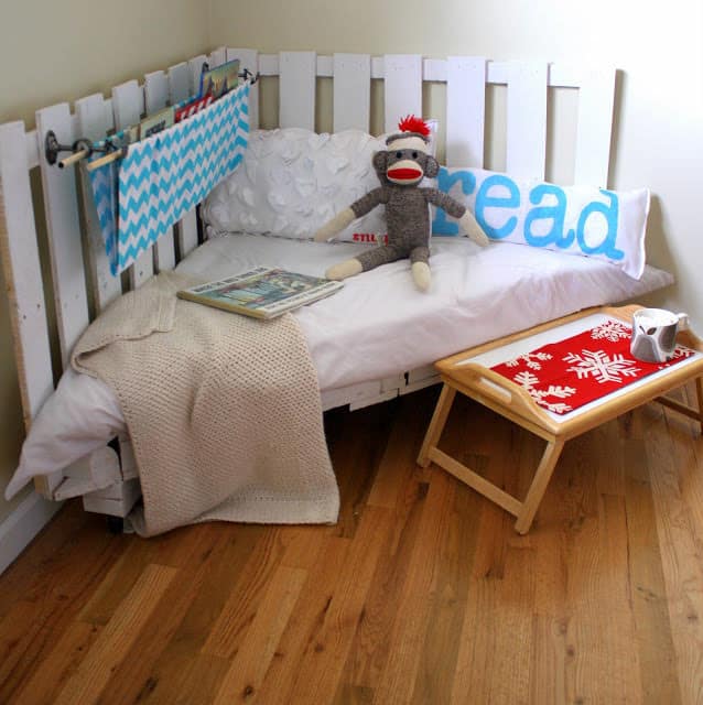 pallet projects-reading nook