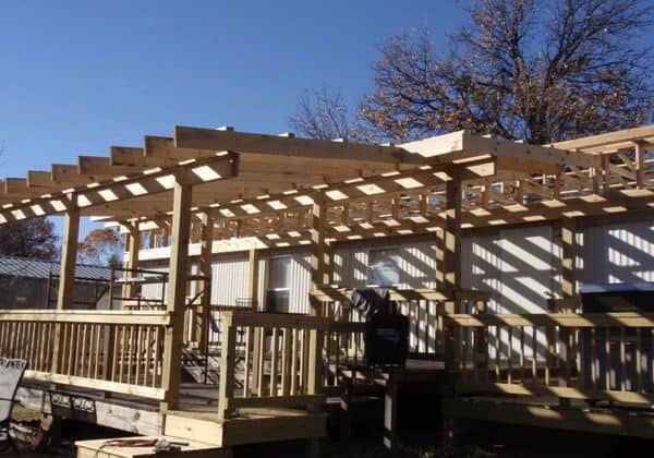 rafters over the deck for self-supporting mobile home roof over