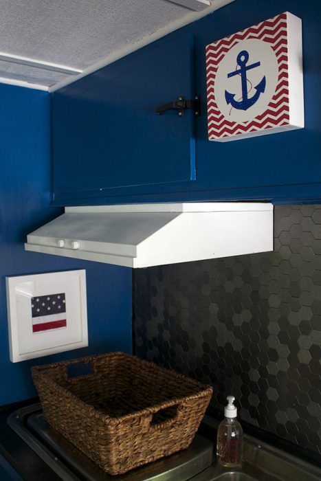 3 Cute Camper Decorating Ideas -backsplash