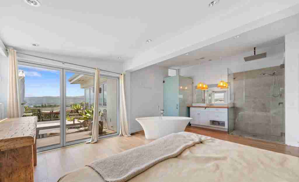 stunning manufactured home bedroom and bath 1024x626