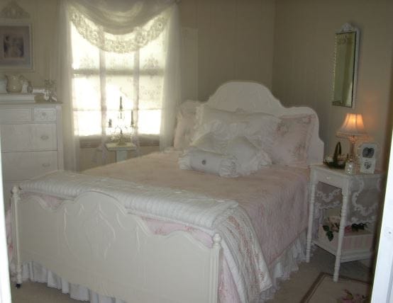 using cottage decor in a mobile home bedroom