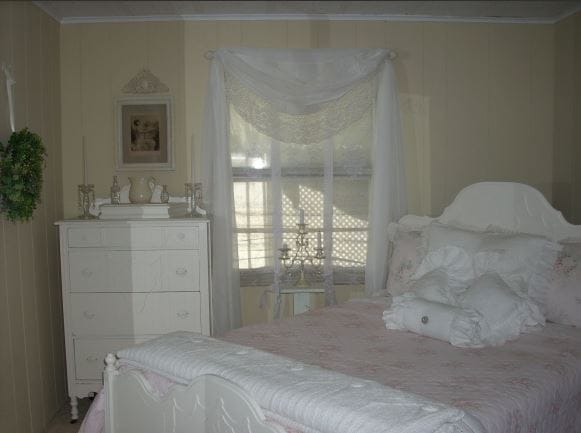 using romantic cottage decor in a mobile home