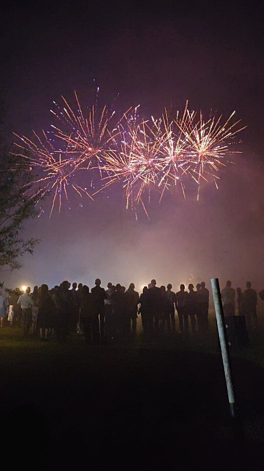 Kleiner Ausschnitt vom letzten Wochenende. Wieder ein Hochzeitspaar glücklich gemacht. "Man sah es an den wässrigen Augen des Bräutigams" 😉 - so soll es sein!

#wedding #hochzeitsfeuerwerk #modernartfireworks