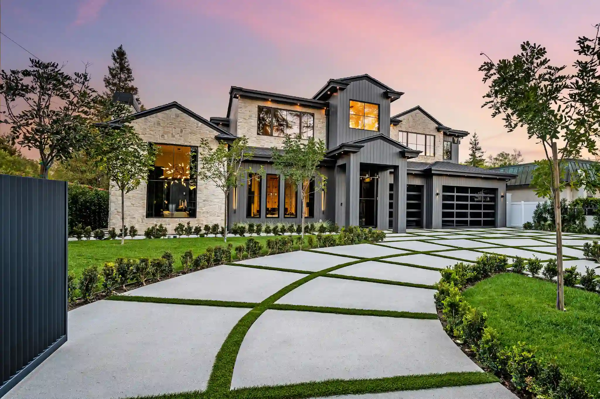 Home-modern-luxury-home-with-geometric-driveway-and-sun-2026-01-07-23-13-08-utc