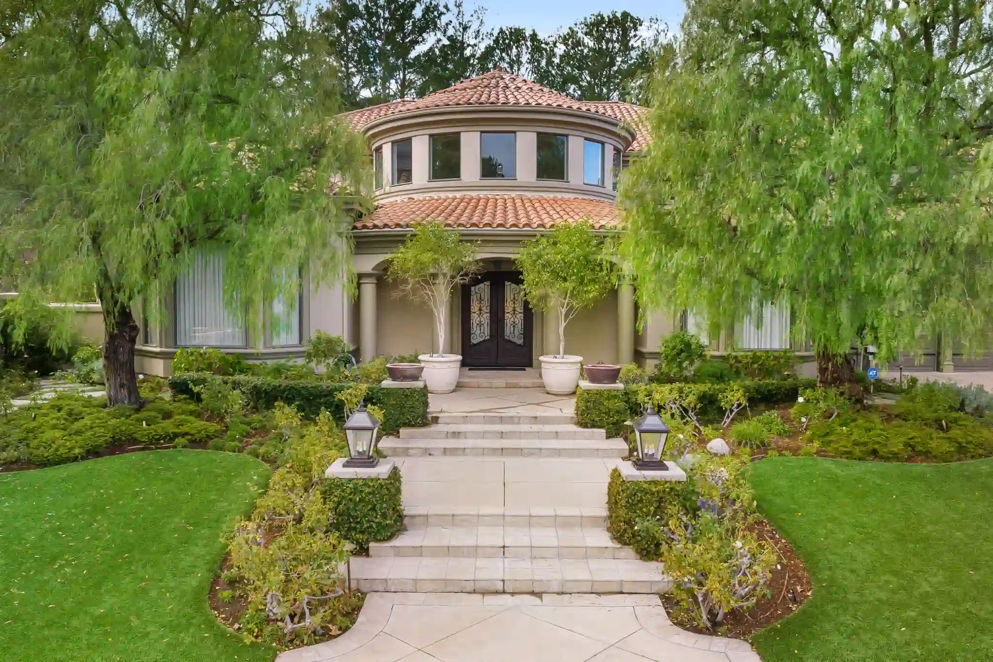 exterior-shot-of-a-luxury-home-in-calabasas-calif-2026-01-07-07-12-12-utc