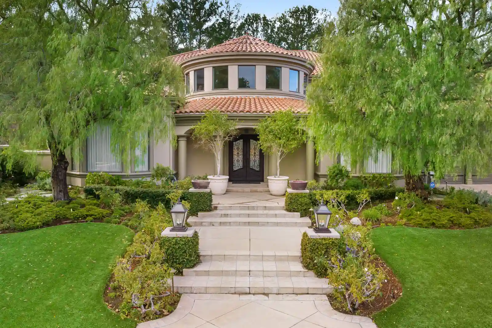 Exterior Shot Of A Luxury Home In Calabasas Calif 2026 01 07 23 43 32 Utc