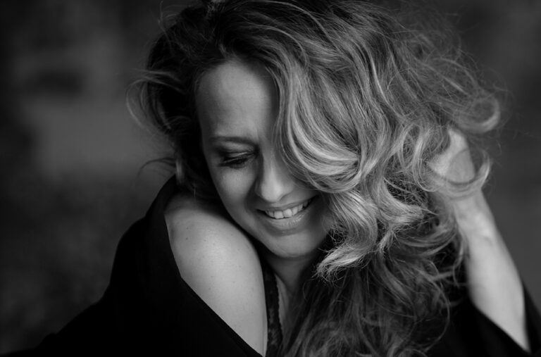 FÜST – POKORNY LIA KÜLÖNLEGES ESTJE