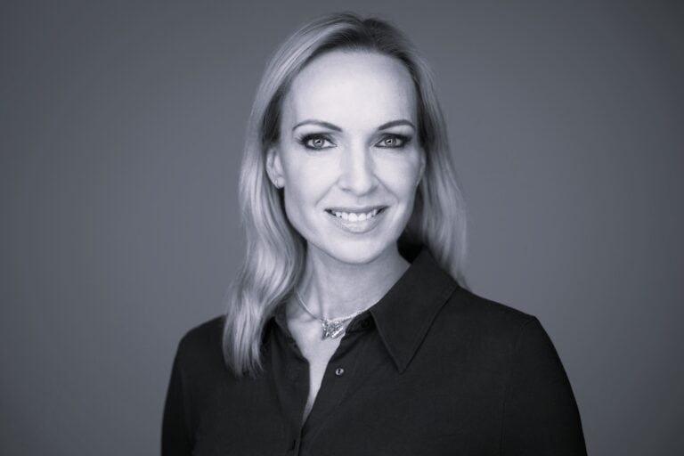 Dr. ALMÁSI Kitti: KI VAGY TE? Elvárások szorításában – megfelelés vagy önazonosság?