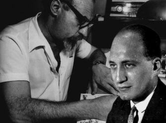 Amikor a szöveg képpé válik: Rejtő és Korcsmáros újra színre lép