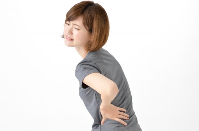 腰痛に悩む女性
