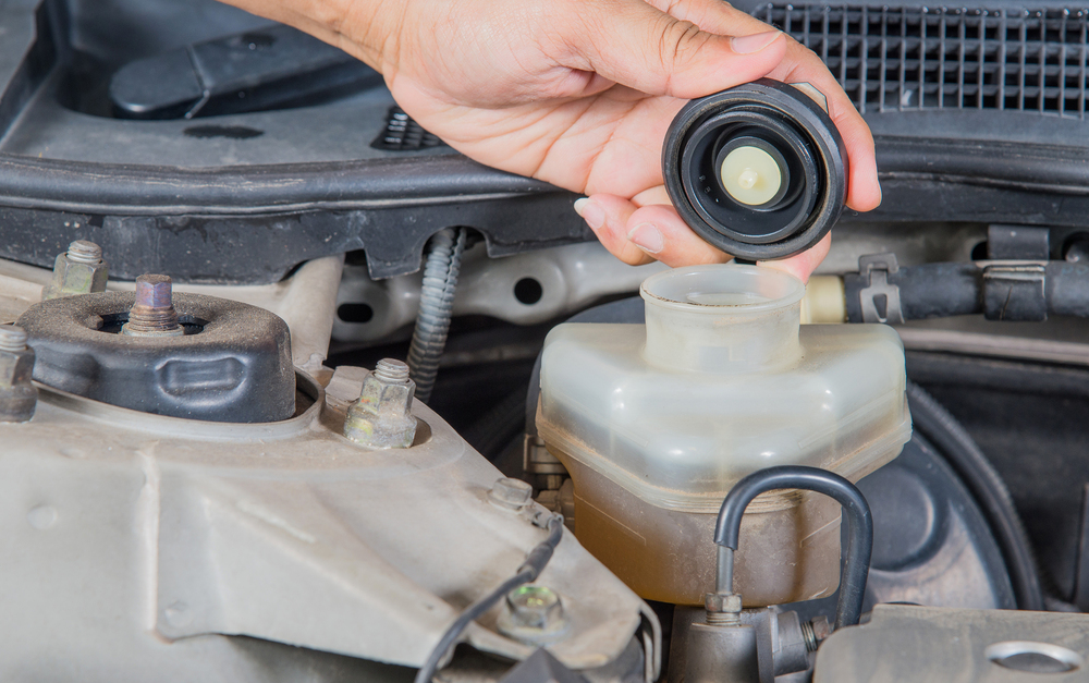 Check brake fluid inlet,Car maintenance,Check car yourself,Check brake fluid self.