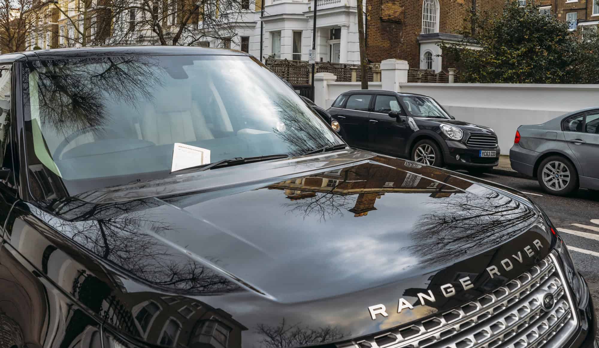 Parking ticket for a penalty or fine stuck on Range Rover cars windscreen, captured in the Royal Borough of Kensington and Chelsea, London, England, UK — Photo by Brasilnut