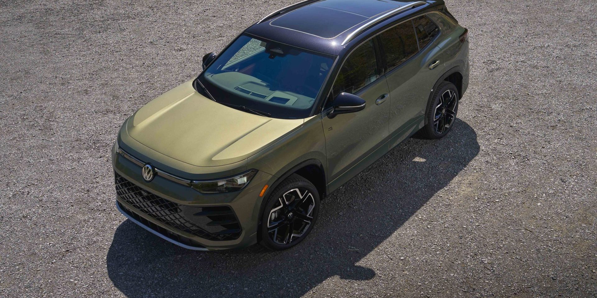 19541-my26-tiguan-sel-r-line-turbo-avocado-exterior-trahan-0686