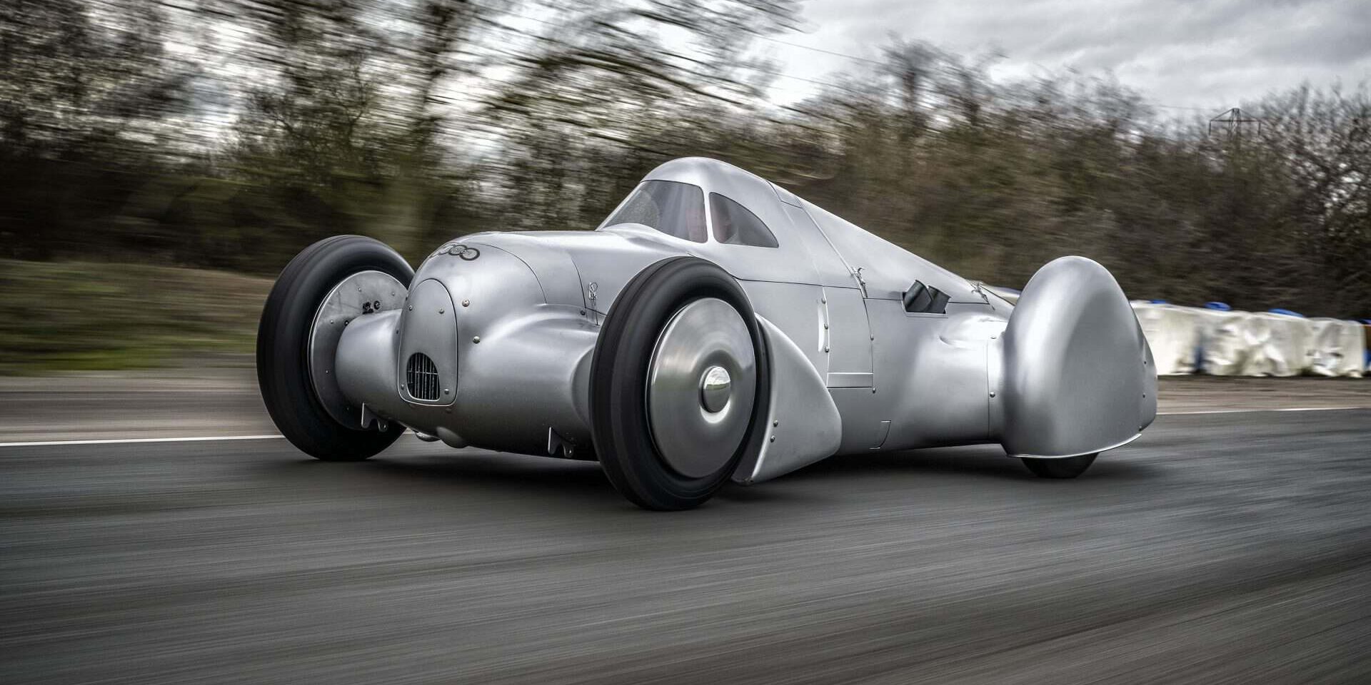 Audi recreated the Auto Union Lucca. After just over three years of construction, the record-breaking car was completed in early 2026.
Driving shot at the first roll-out. Side view.