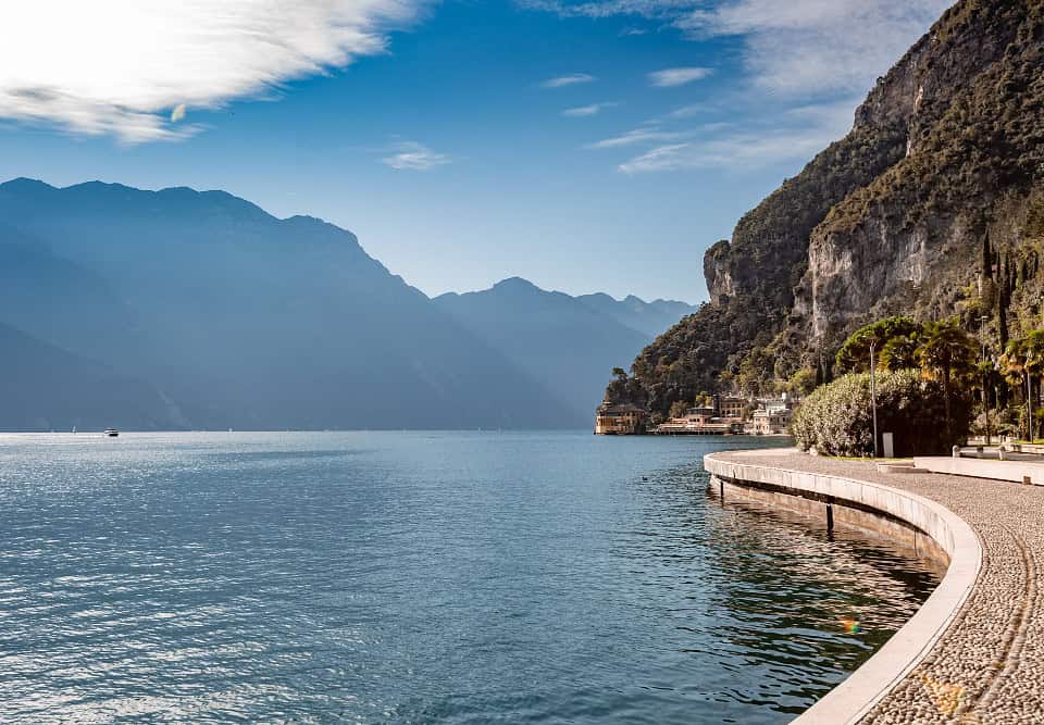 Noleggio auto con conducente da Milano al lago di Garda