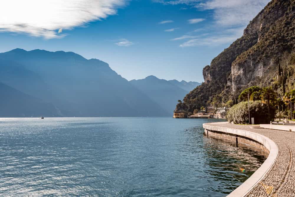 Noleggio auto con conducente da Milano al lago di Garda