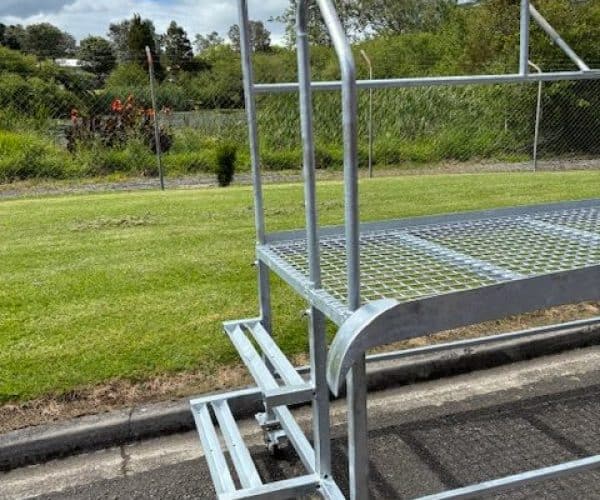 Aluminium rolling platform with safety rails and wheels for easy mobility.