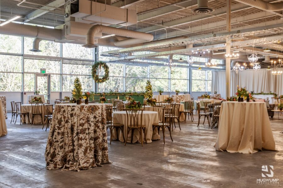 Green-And-Gold-Decor-Holiday-Party
