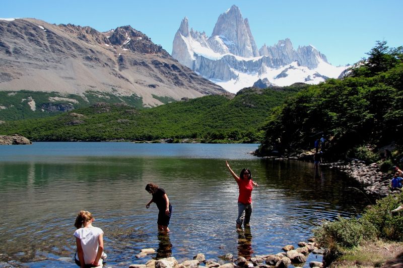 Turistas frente a Laguna Capri con vista al Cerro Fitz Roy, El Chaltén, Parque Nacional Los Glaciares