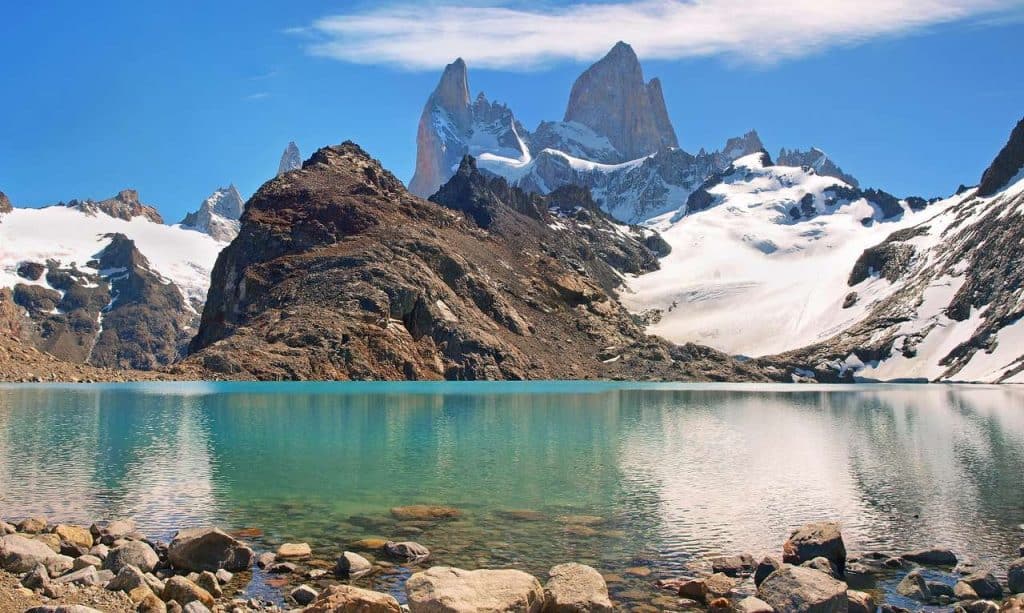 Paisaje patagónico con reflejo de montañas en lago camino a El Chaltén desde El Calafate, Ruta 40