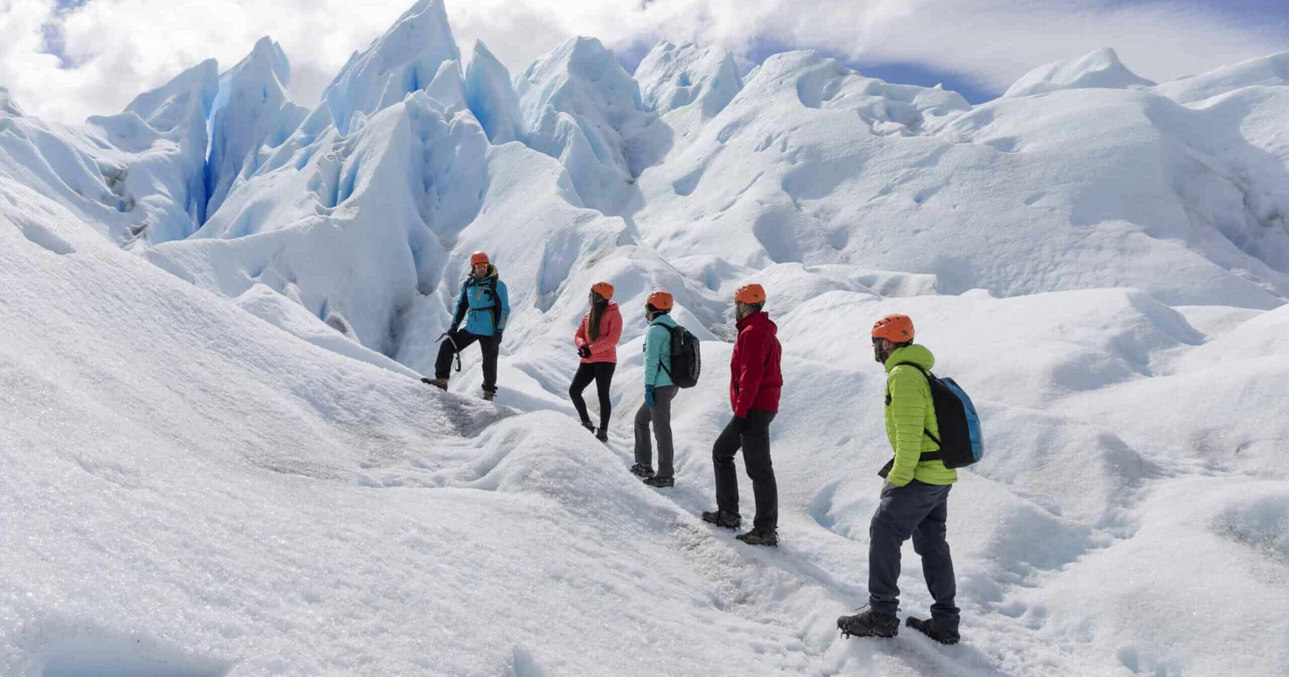 Grupo en excursión de minitrekking sobre el hielo del Glaciar Perito Moreno